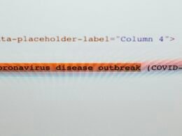 Weiße Druckerpapierblätter mit blauer Schrift, flach ausgelegt auf einem Tisch, aufgenommen für visuelle Darstellungen in Beiträgen.