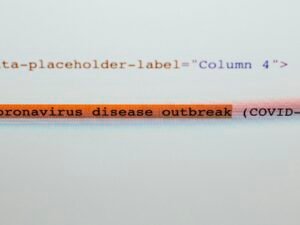 Weiße Druckerpapierblätter mit blauer Schrift, flach ausgelegt auf einem Tisch, aufgenommen für visuelle Darstellungen in Beiträgen.