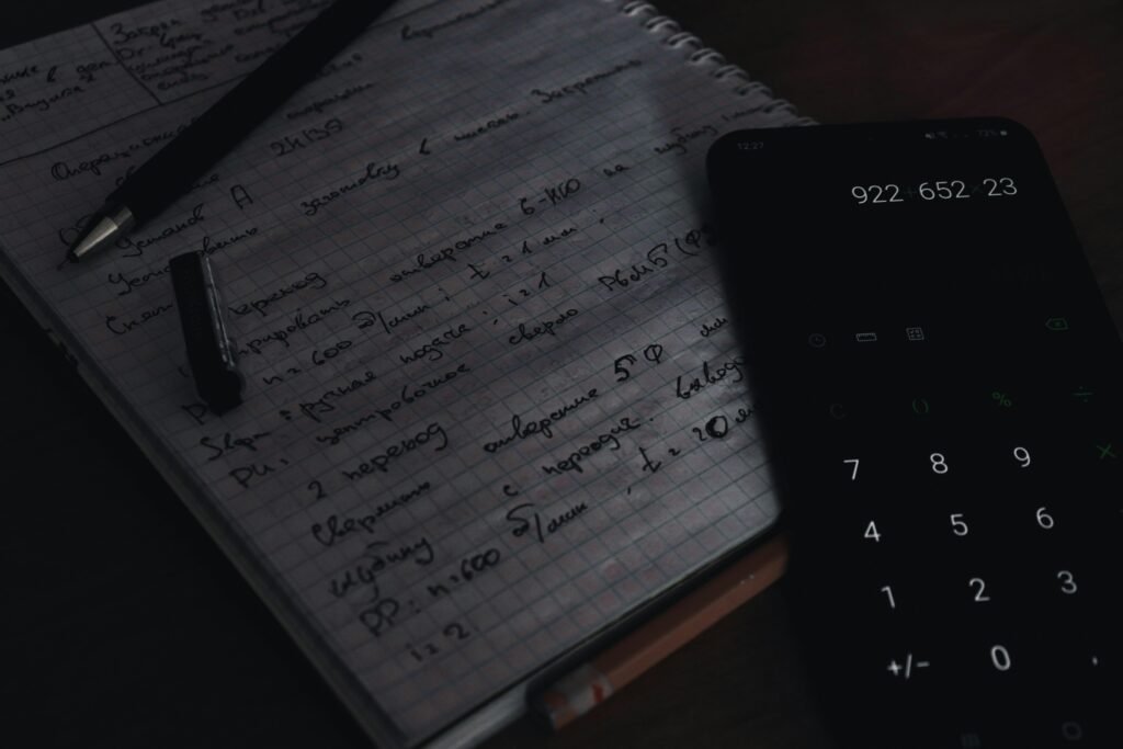 Weißes Millimeterpapier auf braunem Holztisch, optimal geeignet für technische Zeichnungen und Planungsarbeiten