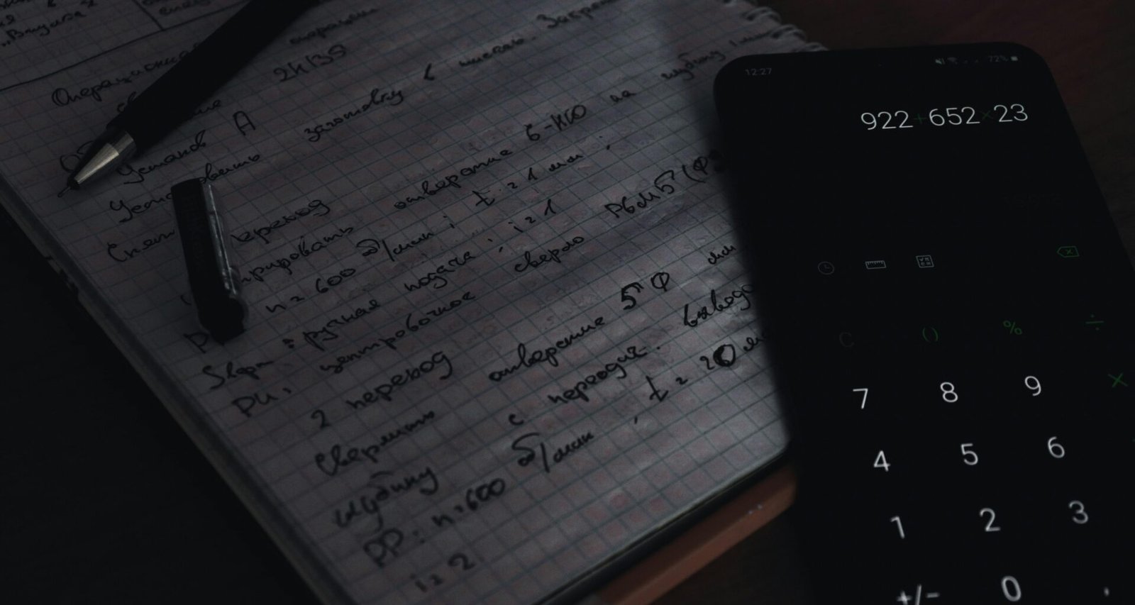 Weißes Millimeterpapier auf braunem Holztisch, optimal geeignet für technische Zeichnungen und Planungsarbeiten