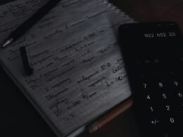 Weißes Millimeterpapier auf braunem Holztisch, optimal geeignet für technische Zeichnungen und Planungsarbeiten