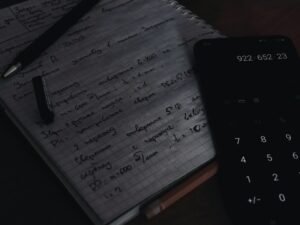 Weißes Millimeterpapier auf braunem Holztisch, optimal geeignet für technische Zeichnungen und Planungsarbeiten