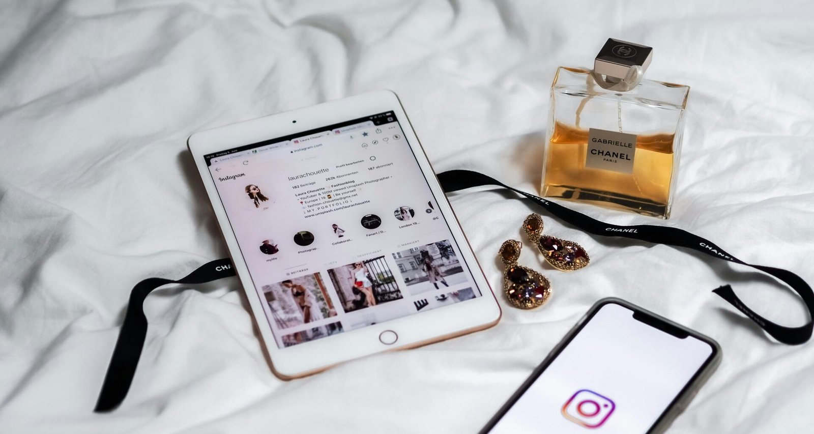 Weißes iPad auf strukturierter weißer Textiloberfläche mit minimalistischem Design, fotografiert von Laura Chouette