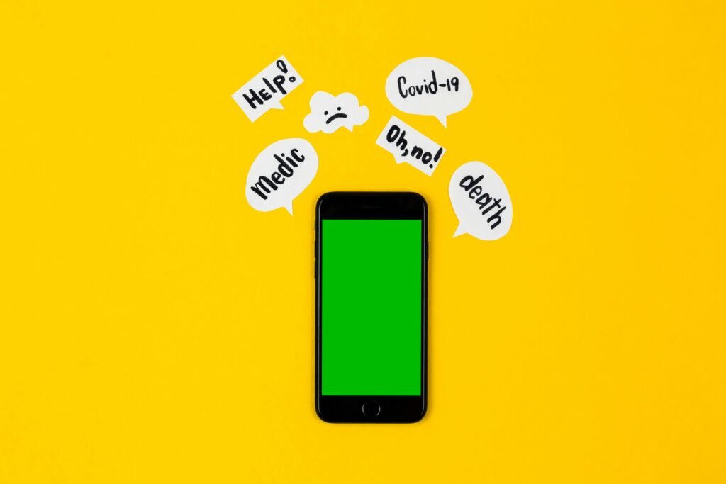 Weißes iPhone 4 mit gelber Hülle liegt auf einer neutralen Oberfläche, klassische Smartphone-Optik.
