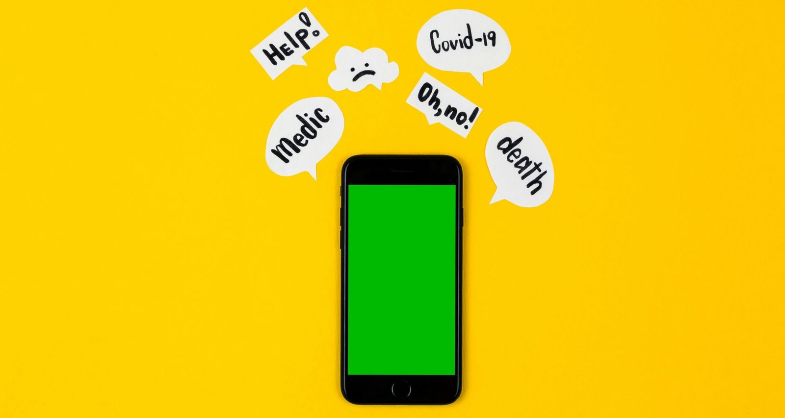 Weißes iPhone 4 mit gelber Hülle liegt auf einer neutralen Oberfläche, klassische Smartphone-Optik.