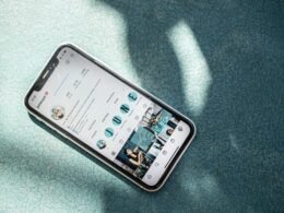 Weißes Samsung Android-Smartphone liegt auf einem türkisen Stoff, ideal als Symbol für moderne Technik und mobile Trends.