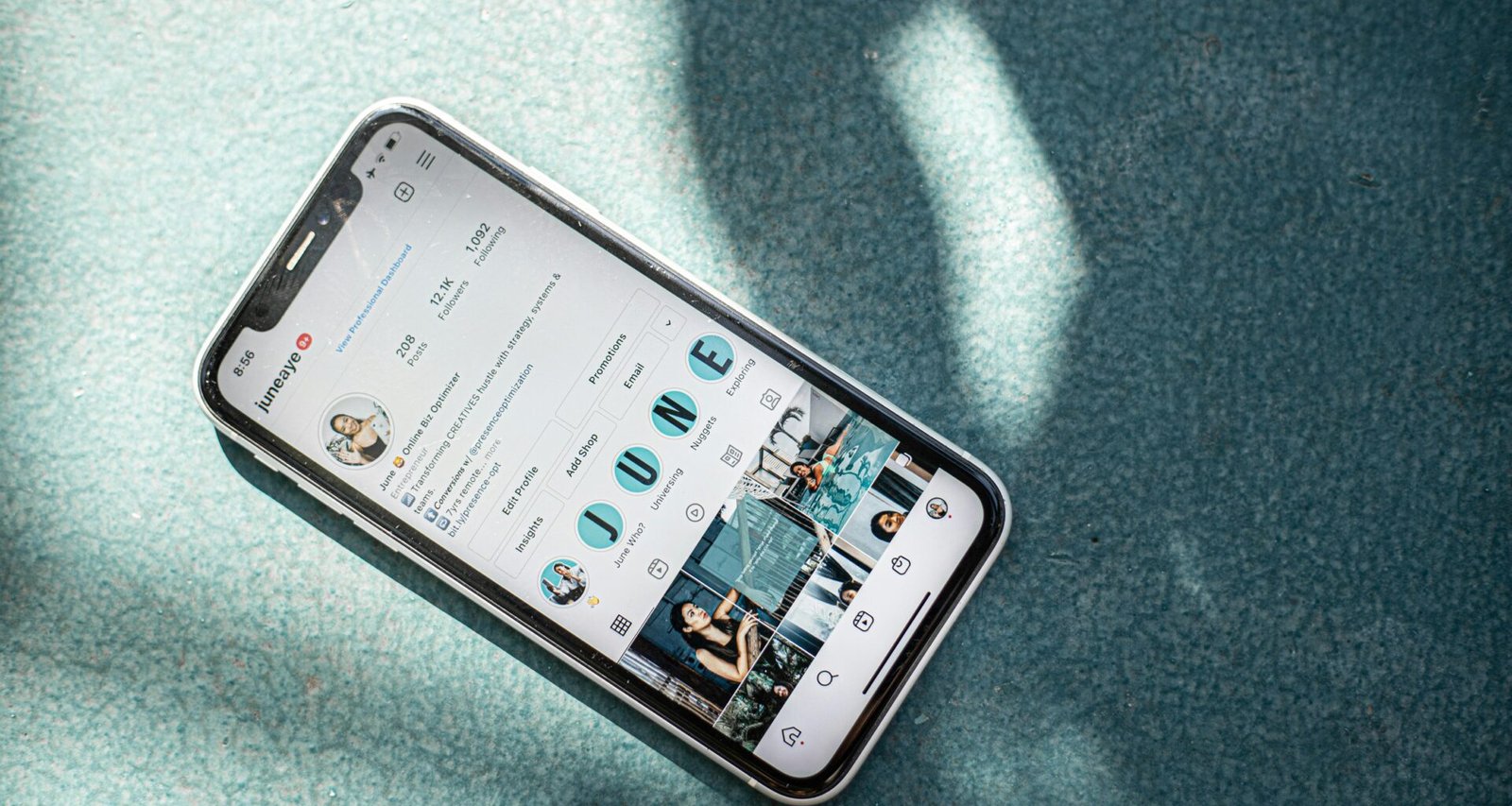 Weißes Samsung Android Smartphone auf türkisfarbenem Textil von oben fotografiert, Fokus auf das Gerät und sein Design.