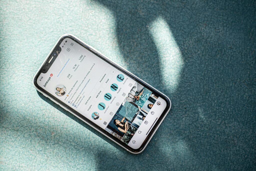 Nahaufnahme eines weißen Samsung Android-Smartphones, platziert auf einem türkisfarbenen Stoffuntergrund