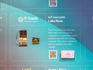Weißes und braunes Auto fährt auf einer Landstraße entlang offener Natur; neutraler Hintergrund, klassische Optik.