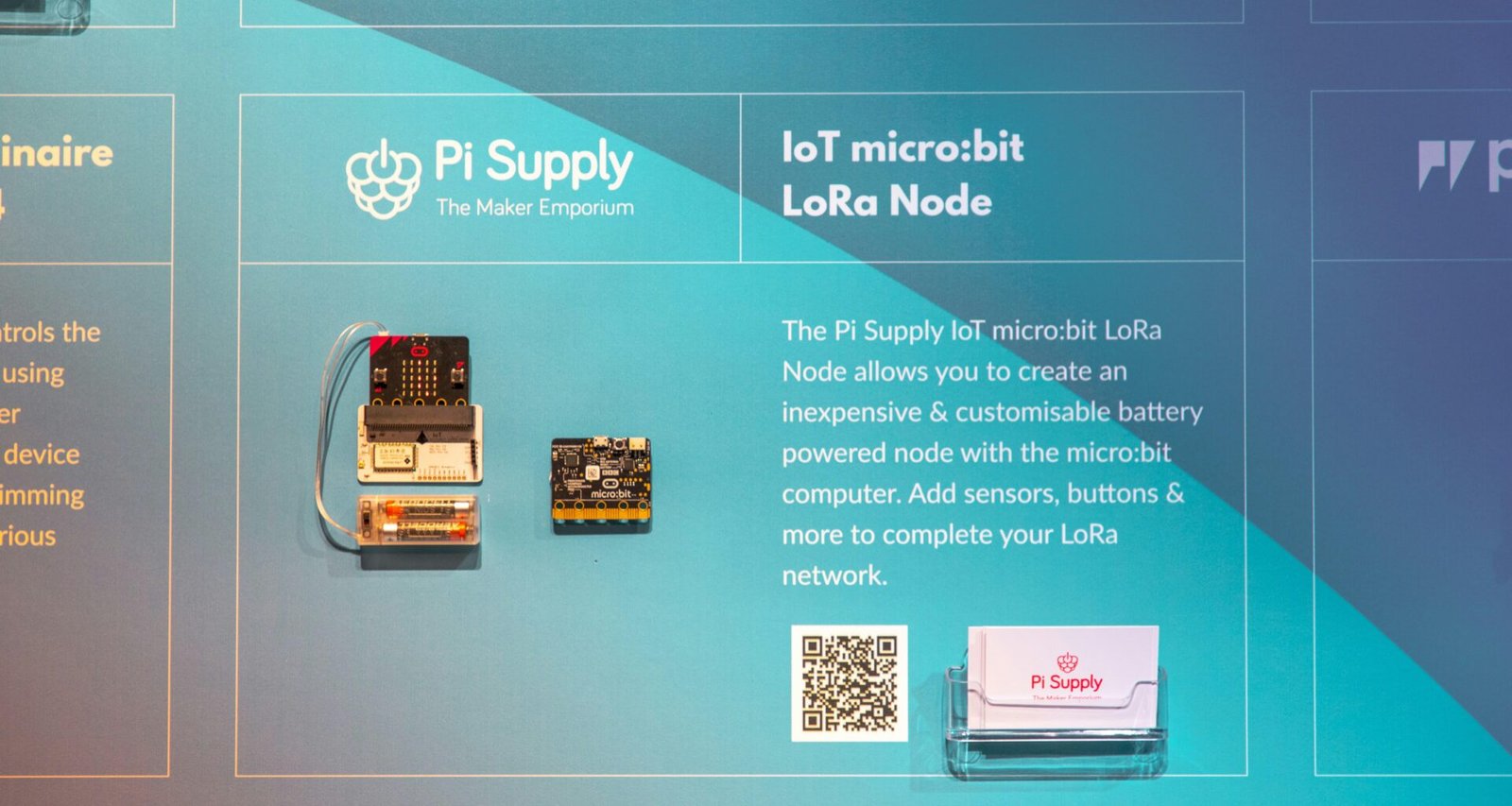 Ein weiß-braunes Auto fährt bei Tageslicht auf einer Straße durch eine natürliche Umgebung, mit Bäumen am Straßenrand.