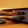 Weiße und graue Kabel nebeneinander, geeignet für Artikel zu Kabellösungen oder IT-Infrastruktur