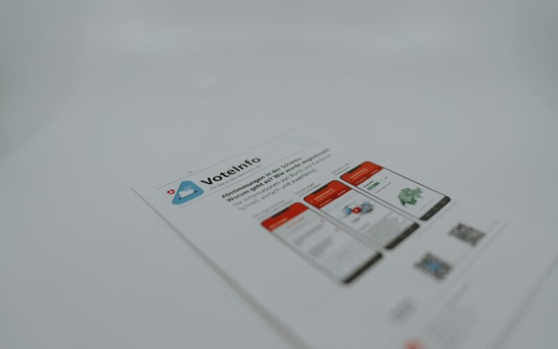 Stapel weißes und oranges Druckerpapier, arrangiert auf einer flachen Oberfläche, geeignet für Büro und Druckprojekte