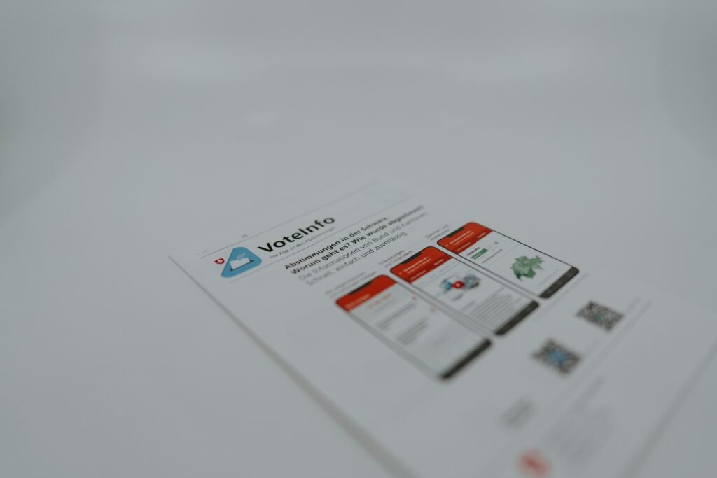 Gestapeltes weißes und orangenes Druckerpapier, fotografiert auf hellem Untergrund in neutraler Umgebung für Büroarbeiten