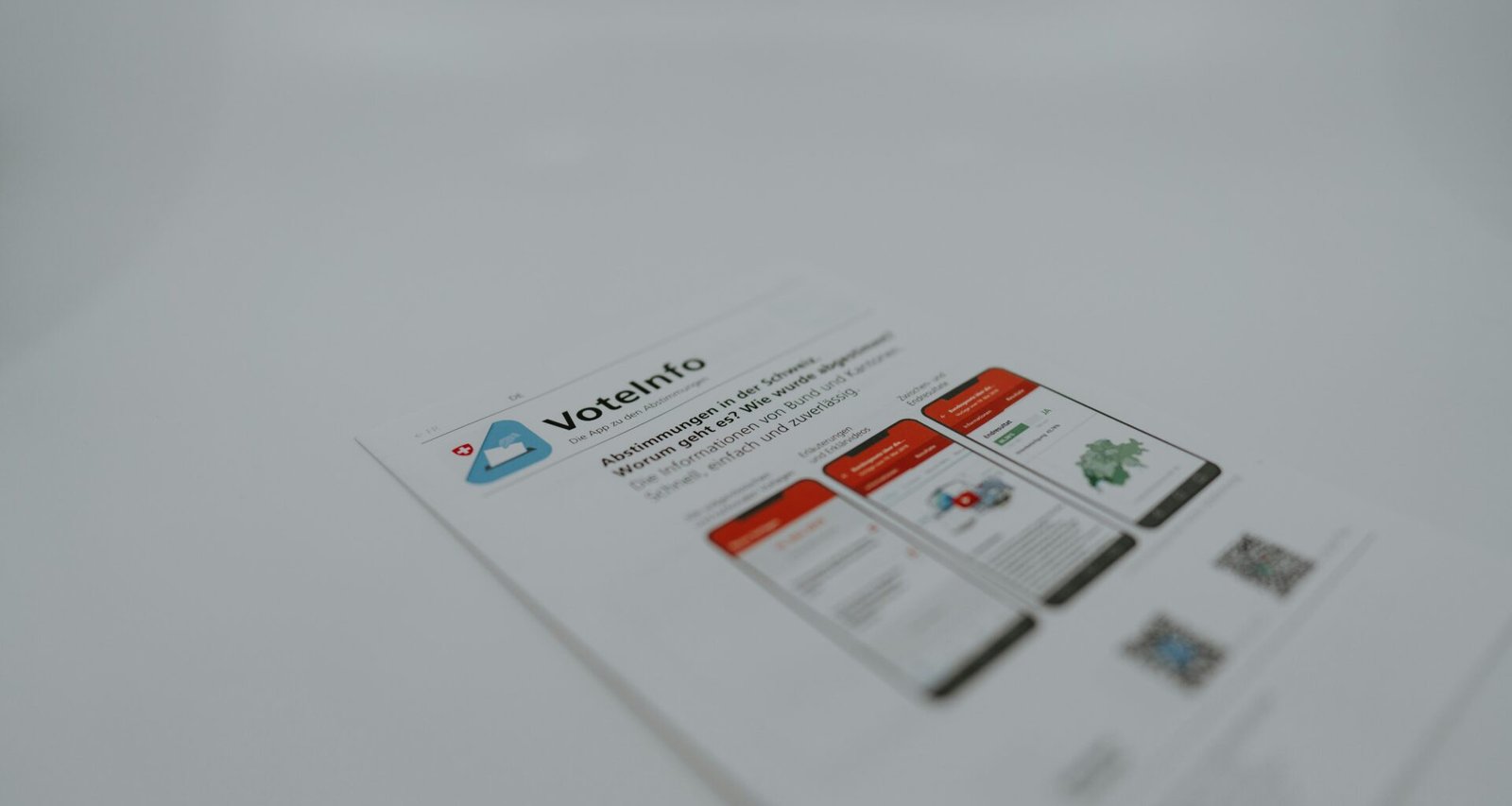 Weiße und orangefarbene Druckerpapiere flach auf einer hellen Oberfläche angeordnet, modernes Designmotiv.