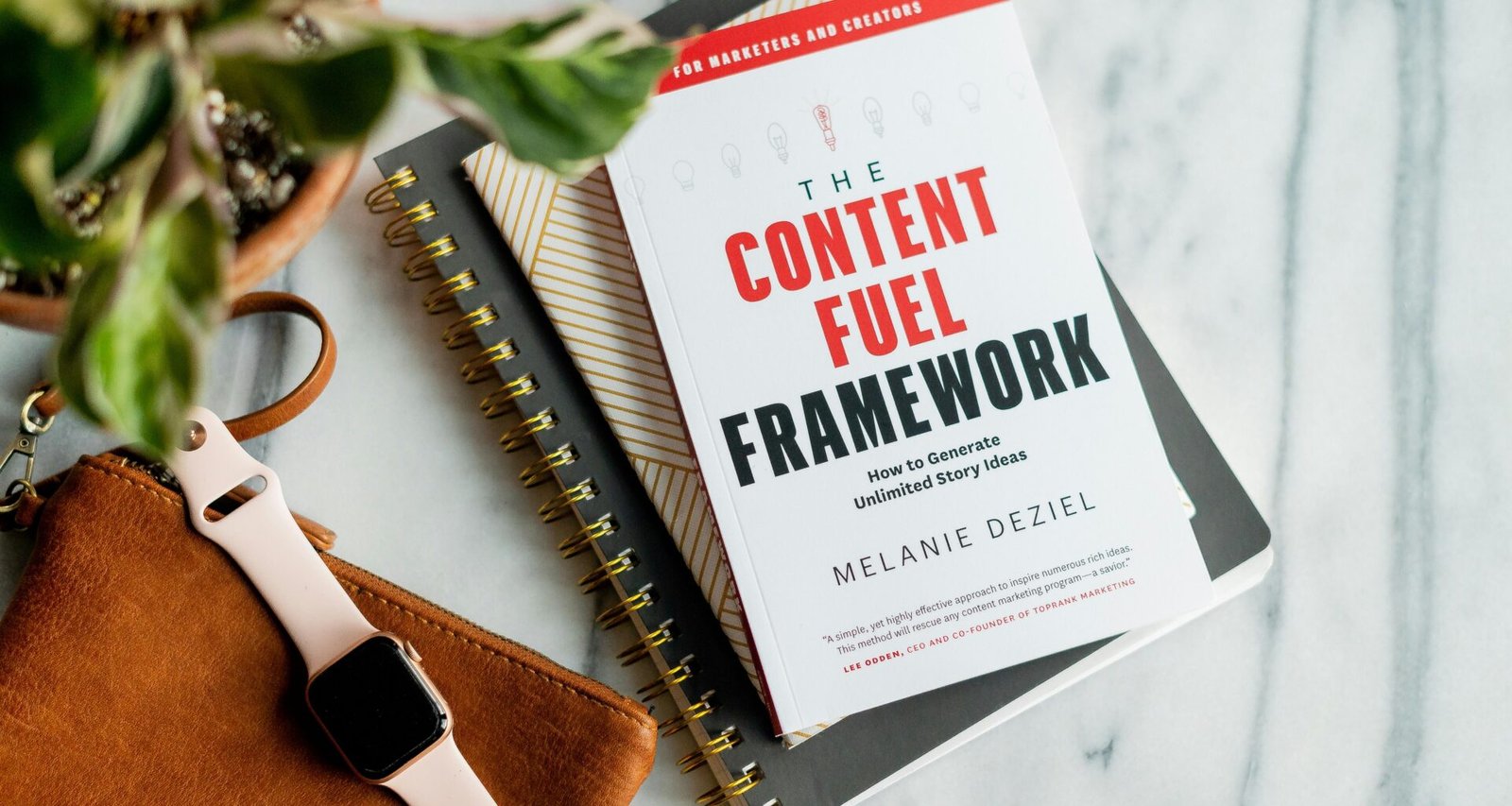 Ein weißes und ein rotes Buch liegen nebeneinander auf einer weißen Tischoberfläche, minimalistische Szene.