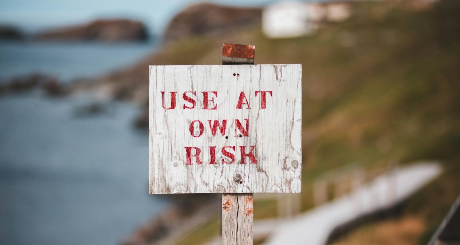 Weißes und rotes Holzschild mit Rauchverbot-Zeichen für Nichtraucherbereiche im öffentlichen Raum