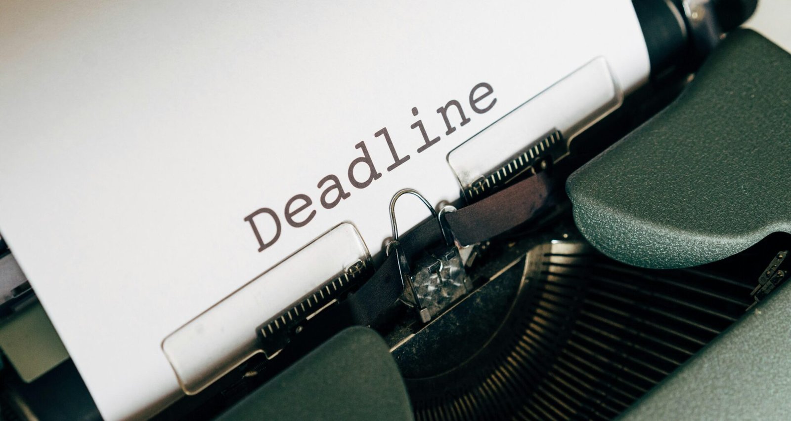 Detailansicht eines modernen weiß-schwarzen elektronischen Geräts vor neutralem Hintergrund