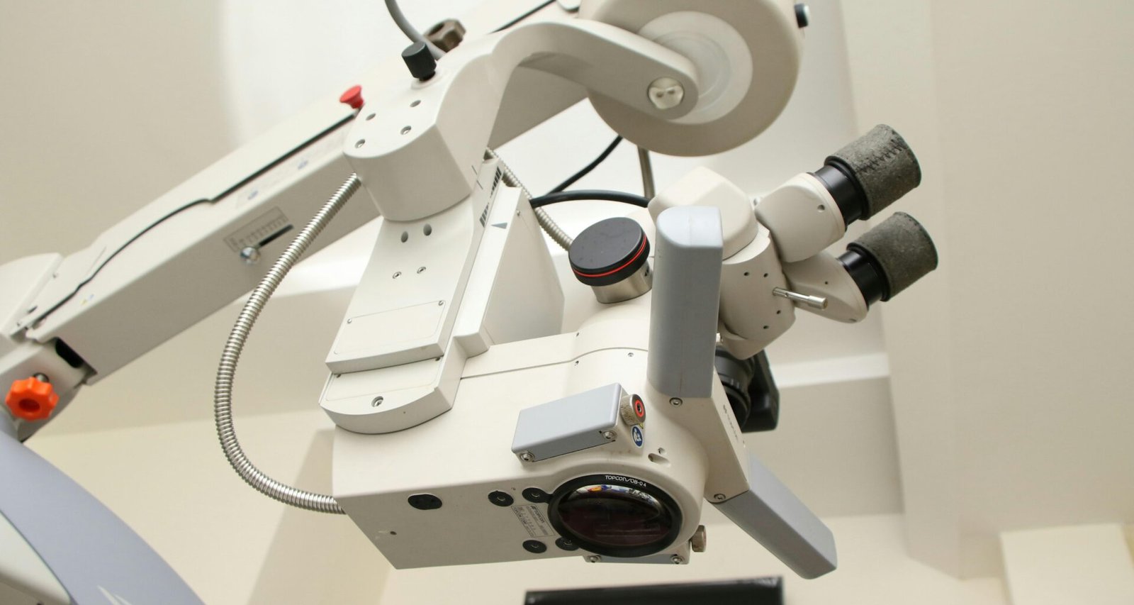 Weiß und schwarz gestalteter Spielzeugroboter steht auf einem Tisch, klare Details und futuristisches Design