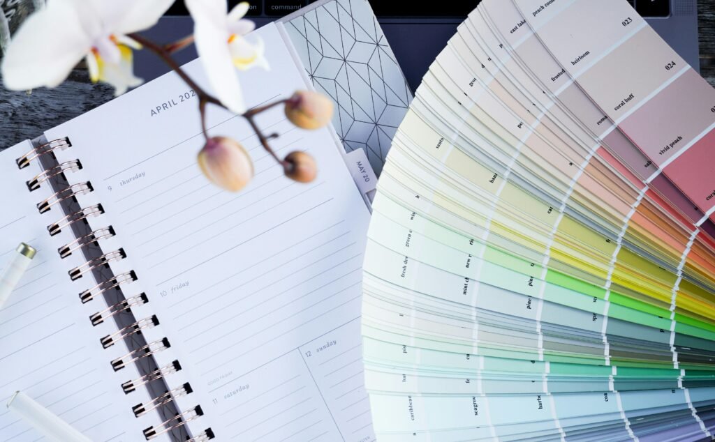 Rundes Dekorelement in Schwarz und Weiß, minimalistisch gestaltet, als Akzent im modernen Wohnraum platziert