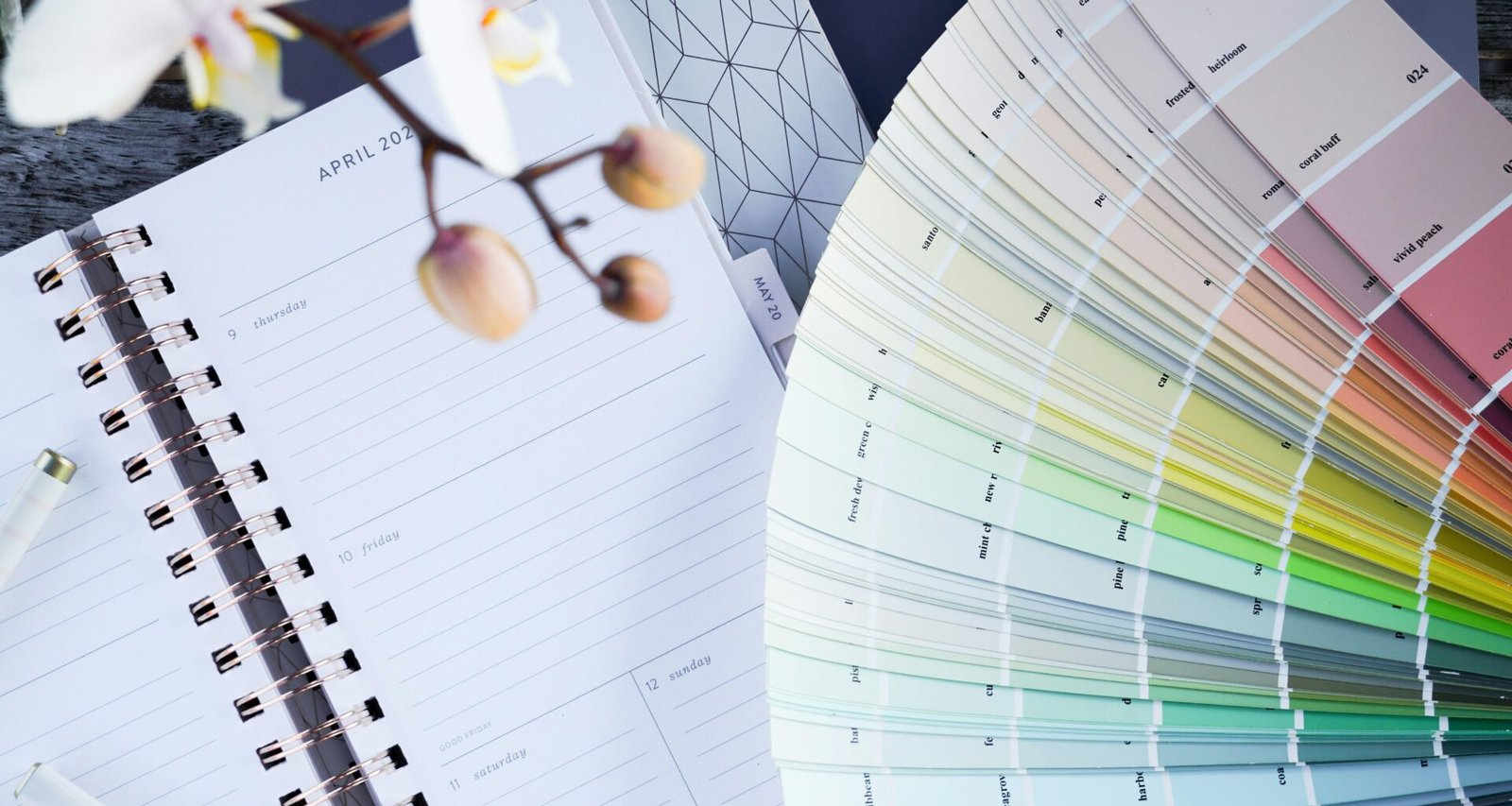 Rundes Dekorelement in Schwarz und Weiß, minimalistisch gestaltet, als Akzent im modernen Wohnraum platziert