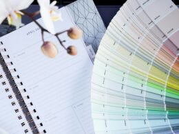 Rundes Dekorelement in Schwarz und Weiß, minimalistisch gestaltet, als Akzent im modernen Wohnraum platziert