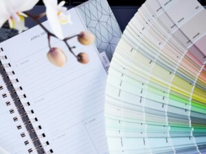 Rundes Dekorelement in Schwarz und Weiß, minimalistisch gestaltet, als Akzent im modernen Wohnraum platziert