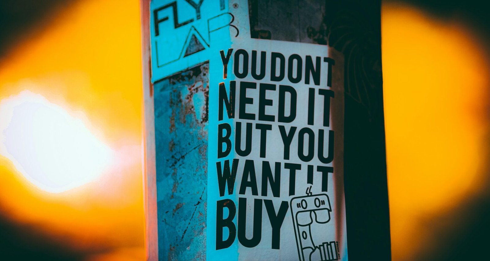 Weißes und schwarzes Zitat-Board auf einer Wand, als Inspirationsquelle für moderne Büroumgebungen.