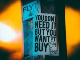 Weißes und schwarzes Zitat-Board auf einer Wand, als Inspirationsquelle für moderne Büroumgebungen.