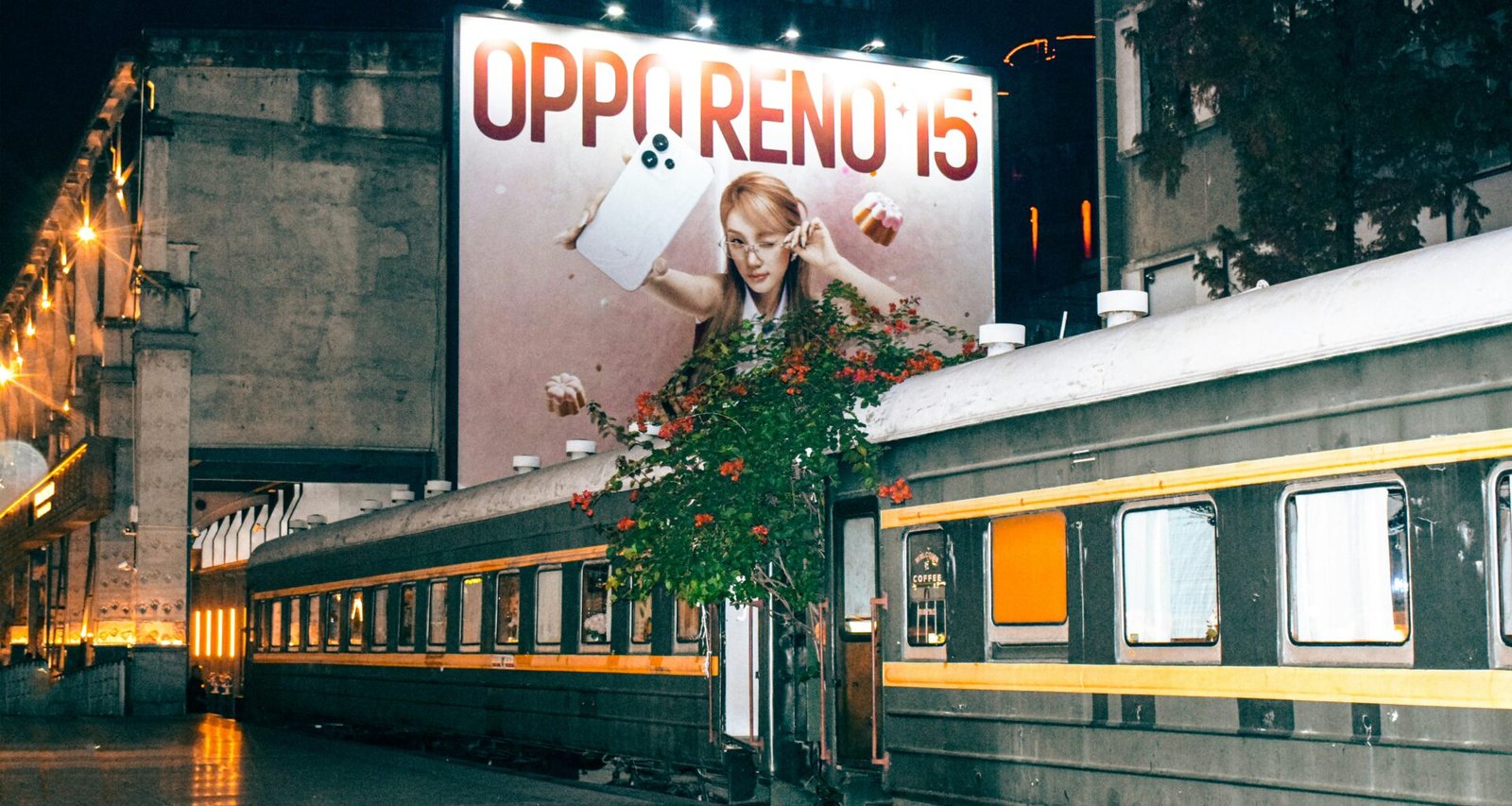 Leuchtende Billboard-Werbung an Zugschienen bei Nacht, vorbeifahrende Züge und beleuchtete Werbetafeln in urbaner Umgebung