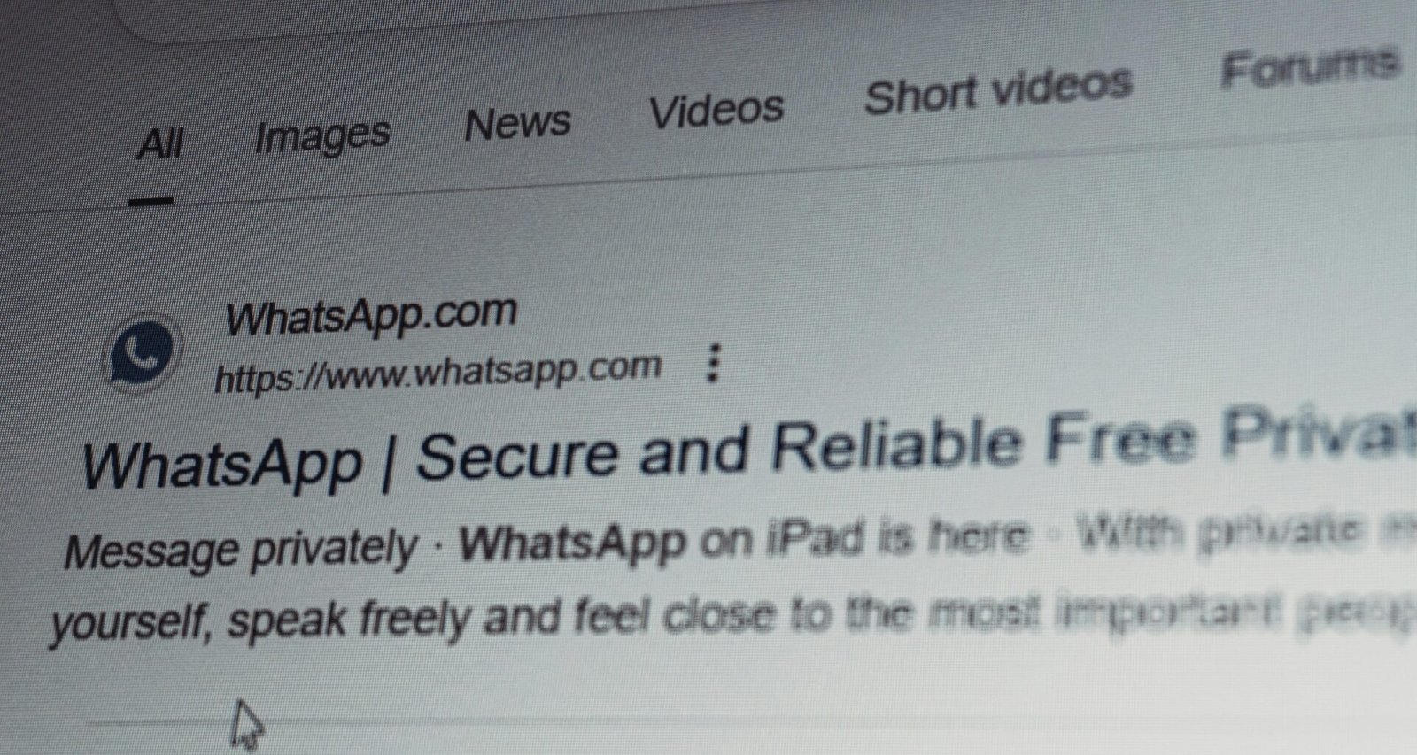 Whatsapp-Suchergebnisse werden auf einem großen Computerbildschirm angezeigt und zeigen Chats und Kontakte an.