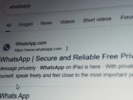 Whatsapp-Suchergebnisse werden auf einem großen Computerbildschirm angezeigt und zeigen Chats und Kontakte an.