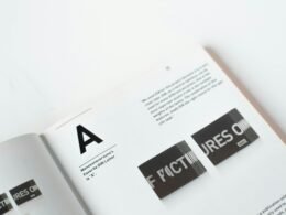 Zwei rechteckige Boxen, eine in Weiß und eine in Schwarz, stehen nebeneinander auf einem weißen Tisch in hellem Umfeld.