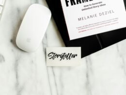 Weiße Apple Magic Mouse liegt auf einem weißen Papier, fotografiert aus der Vogelperspektive.