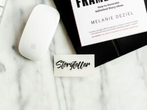 Weiße Apple Magic Mouse liegt auf einem weißen Papier, fotografiert aus der Vogelperspektive.