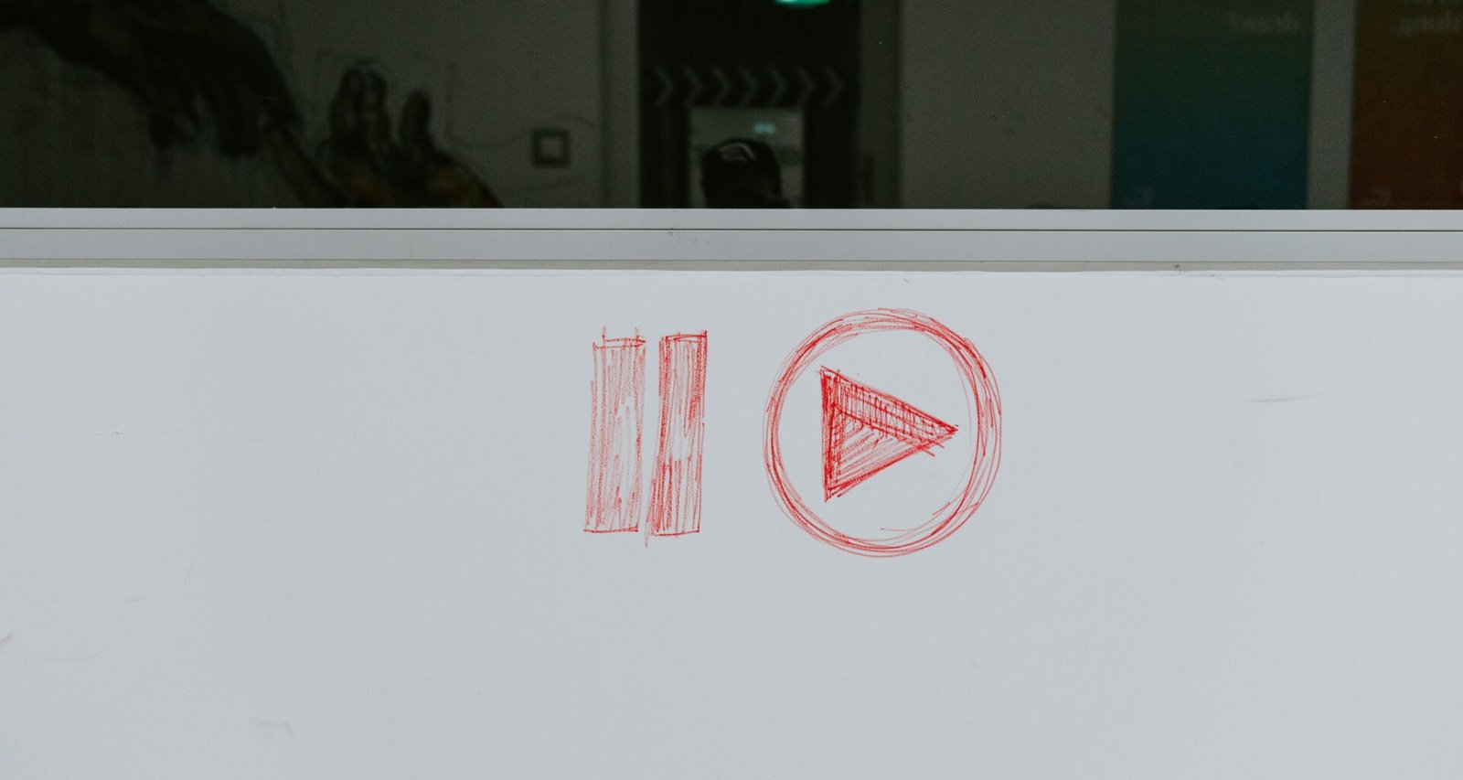 Detailaufnahme eines leeren Whiteboards mit Markierungen, bereit für Notizen und visuelle Konzepte im Büroalltag.