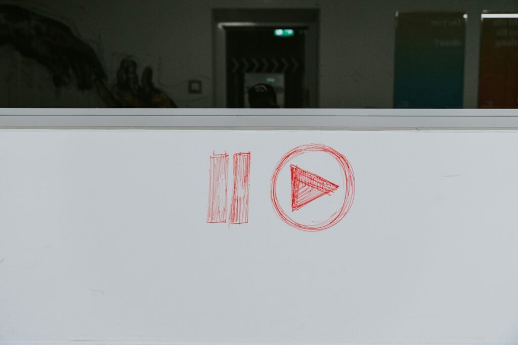 Weißes Whiteboard mit leeren Oberflächen, bereit für Notizen oder Planungsideen im modernen Arbeitsumfeld
