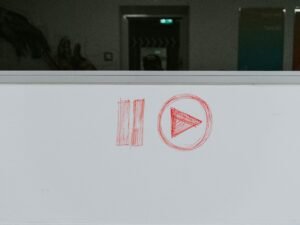 Detailaufnahme eines leeren Whiteboards mit Markierungen, bereit für Notizen und visuelle Konzepte im Büroalltag.