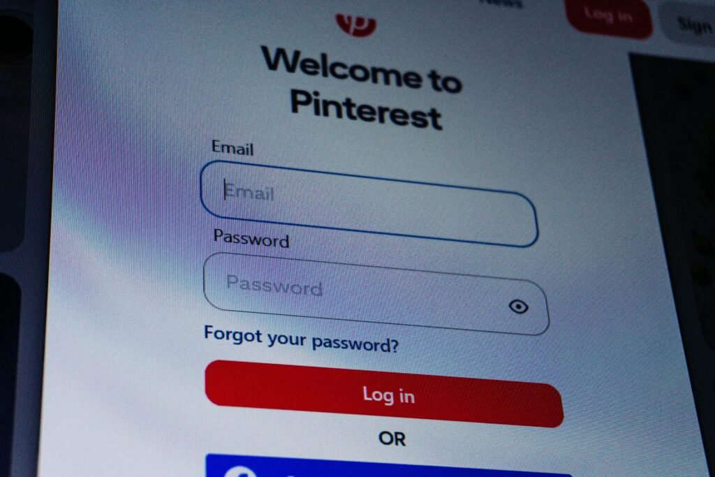 Pinterest Login-Seite mit sichtbaren Feldern für E-Mail-Adresse und Passwort, Benutzeroberfläche im modernen Webdesign dargestellt