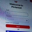 Pinterest Login-Seite mit sichtbaren Feldern für E-Mail-Adresse und Passwort, Benutzeroberfläche im modernen Webdesign dargestellt