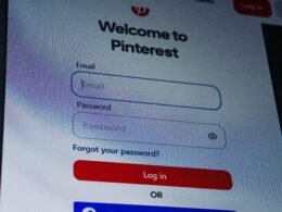 Pinterest Login-Seite mit sichtbaren Feldern für E-Mail-Adresse und Passwort, Benutzeroberfläche im modernen Webdesign dargestellt
