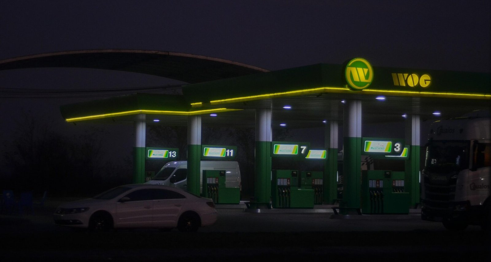Außenansicht einer WOG Tankstelle mit Überdachung und Zapfsäulen, aufgenommen bei Tageslicht