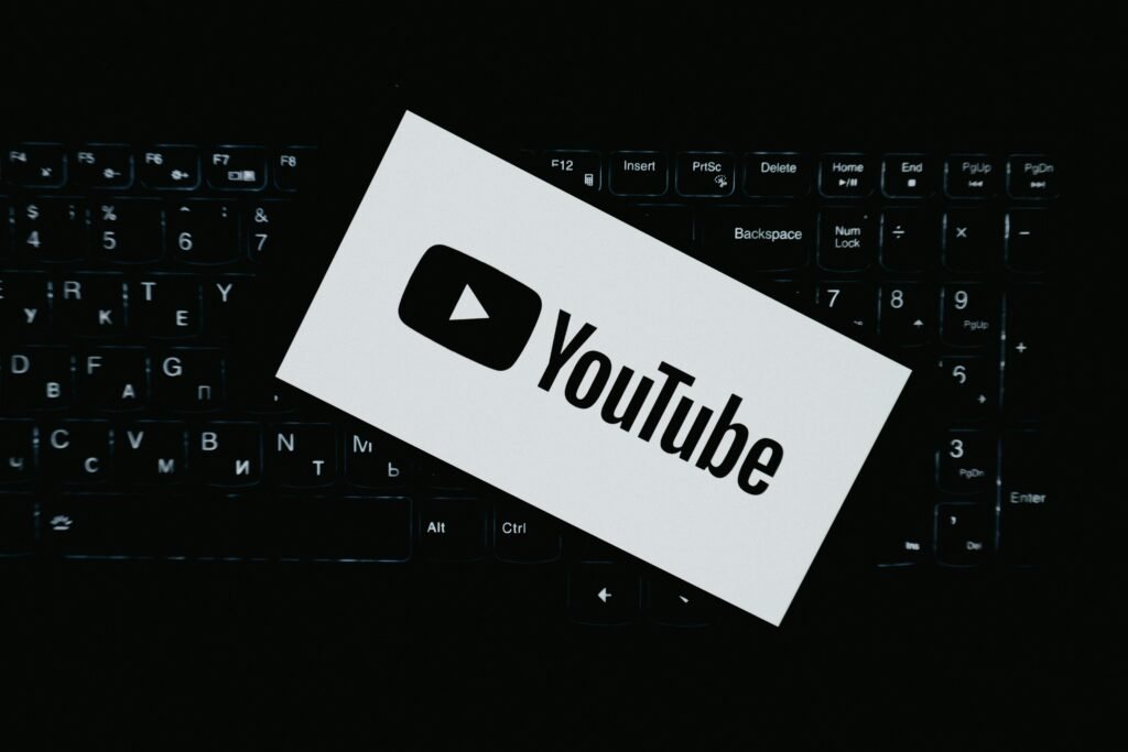 YouTube Logo auf dunkler Computertastatur, symbolisiert digitale Medien und Technologie im Online-Marketing-Umfeld.