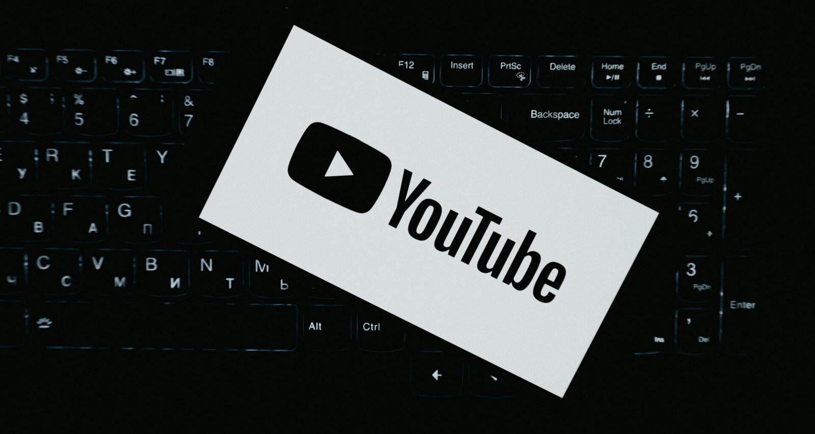 YouTube Logo auf dunkler Computertastatur, symbolisiert digitale Medien und Technologie im Online-Marketing-Umfeld.