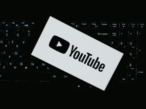 YouTube Logo auf dunkler Computertastatur, symbolisiert digitale Medien und Technologie im Online-Marketing-Umfeld.