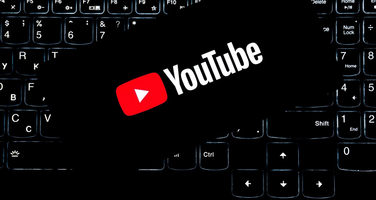 Youtube Logo ist auf einer leuchtenden Computertastatur zu sehen, Symbol für digitale Medien und Online-Kommunikation.