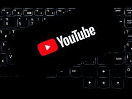 Youtube Logo ist auf einer leuchtenden Computertastatur zu sehen, Symbol für digitale Medien und Online-Kommunikation.