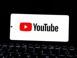 Das YouTube-Logo ist deutlich auf einem Smartphone-Bildschirm zu sehen und spiegelt die Bedeutung der Plattform für digitale Inhalte wider.