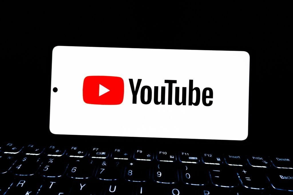 Youtube-Logo auf dem Bildschirm eines Smartphones, stellvertretend für digitale Medien und Videoplattformen im Alltag