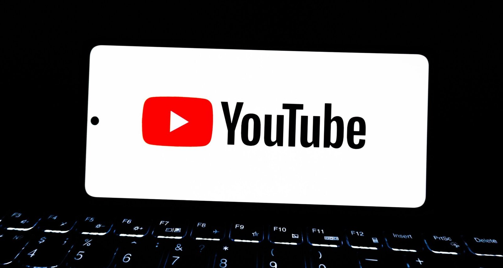 Youtube-Logo auf dem Bildschirm eines Smartphones, stellvertretend für digitale Medien und Videoplattformen im Alltag