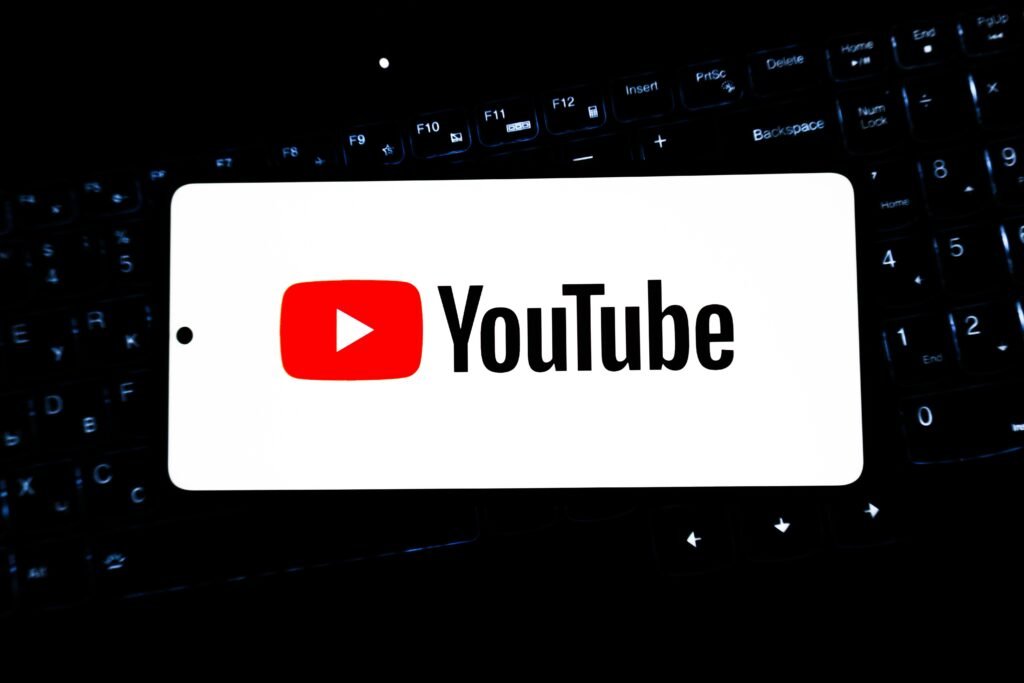 YouTube-Logo, das deutlich auf dem Display eines Smartphones angezeigt wird. Symbolbild für digitale Mediennutzung.